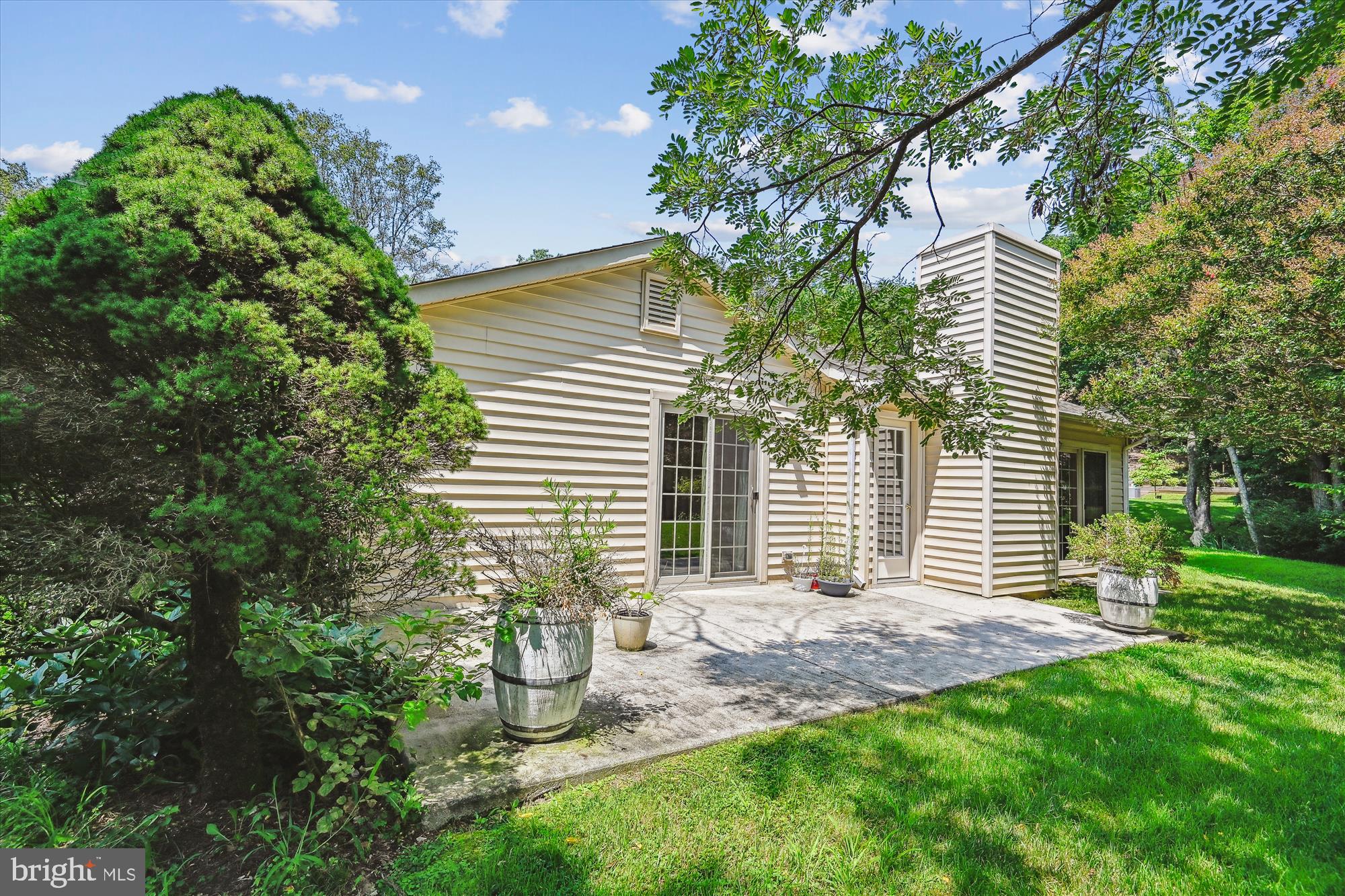 940 Schooner Circle Annapolis, MD 21401 - Photo 5 of 36 a backyard of a house with seating space