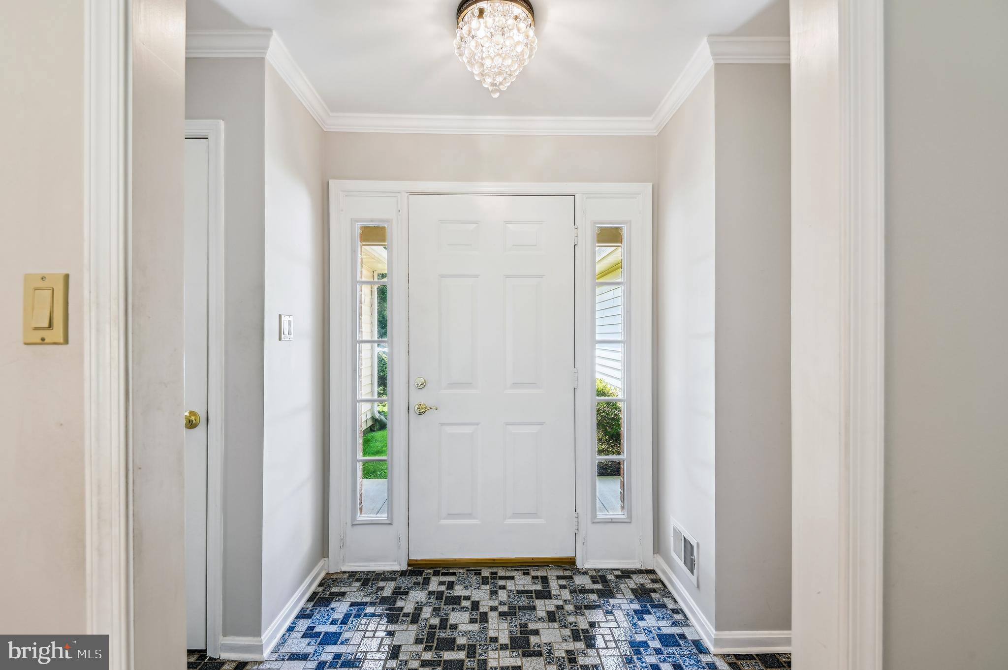 940 Schooner Circle Annapolis, MD 21401 - Photo 6 of 36 a view of a hallway with wooden floor and a livingroom
