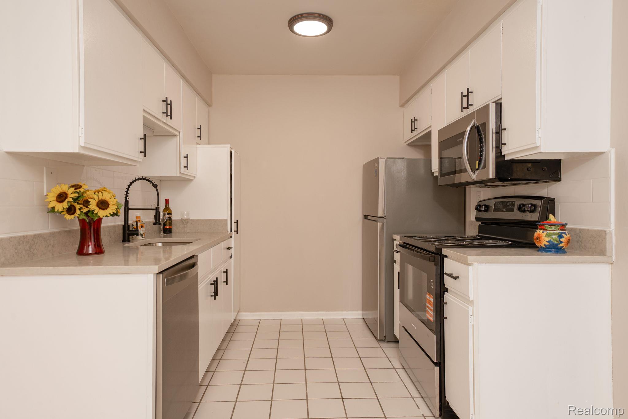 936 Wexford Way Rochester, MI 48307 - Photo 9 of 35 12-web-or-mls-interiors 4.jpg