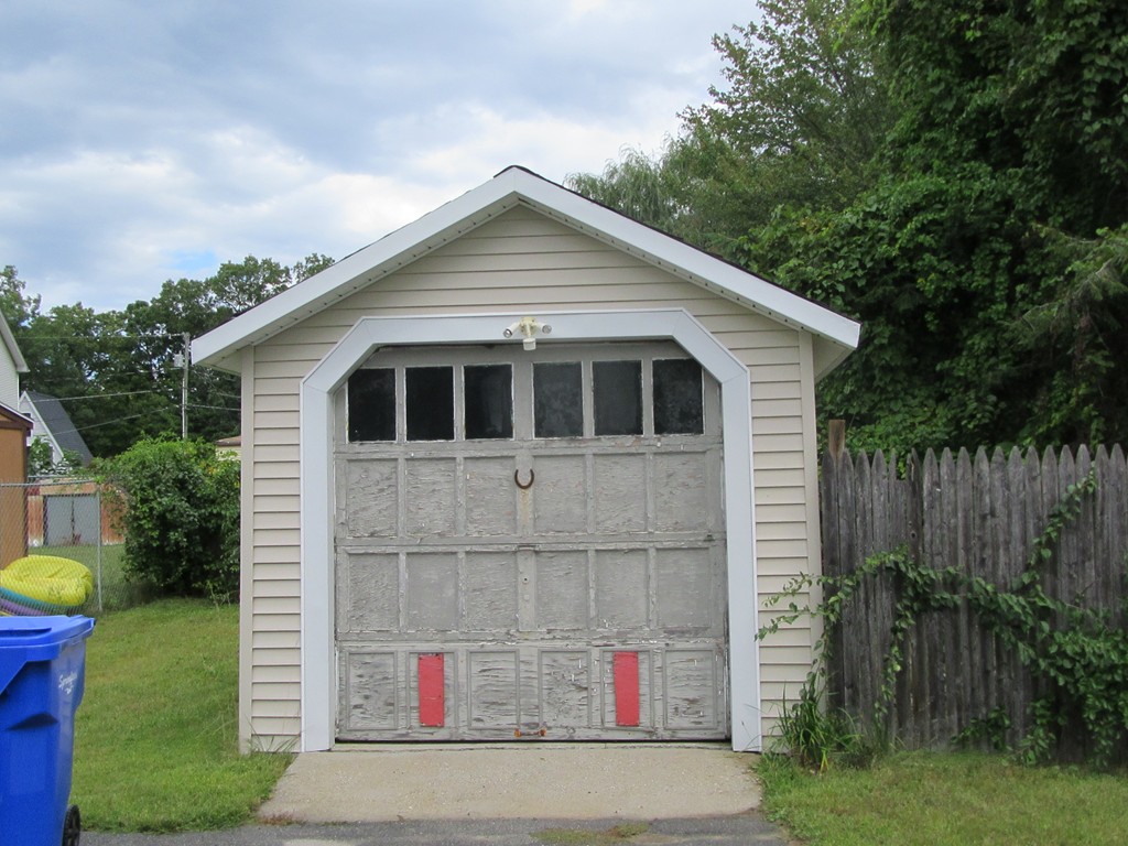 7 Bruce Street Springfield, MA 01119 - Photo 3 of 17