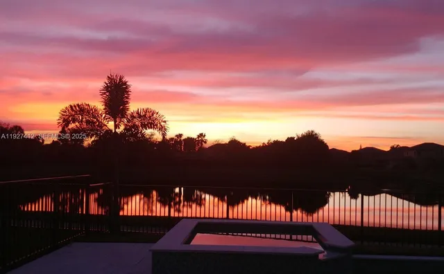 a view of a back yard