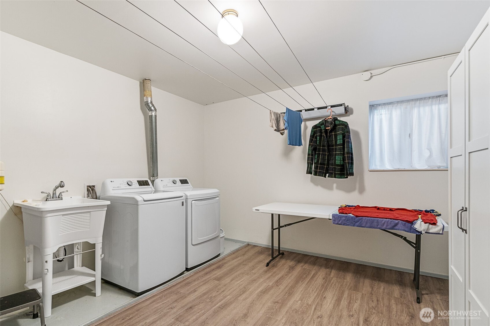 75 East Lynn Street, Unit B Seattle, WA 98102 - Photo 17 of 36 a bedroom with a bed and a desk
