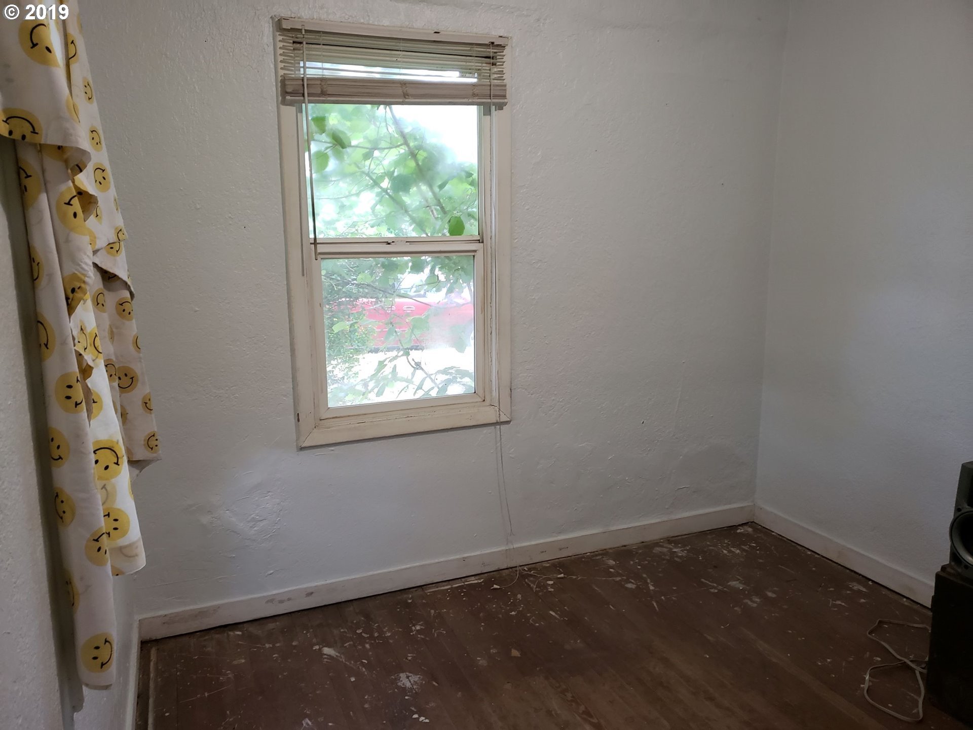 2780 E Street Springfield, OR 97477 - Photo 11 of 15 an empty room with a window