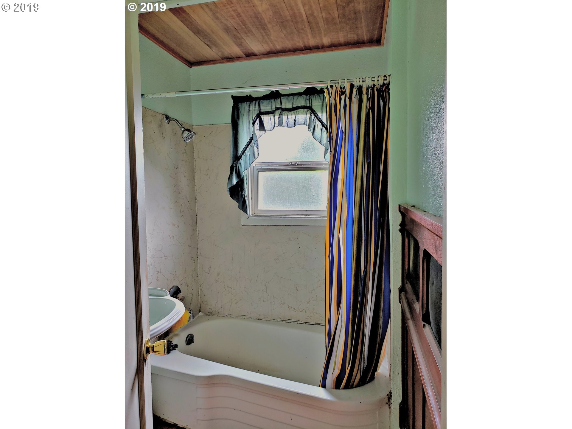 2780 E Street Springfield, OR 97477 - Photo 8 of 15 a bathroom with a bathtub and a shower