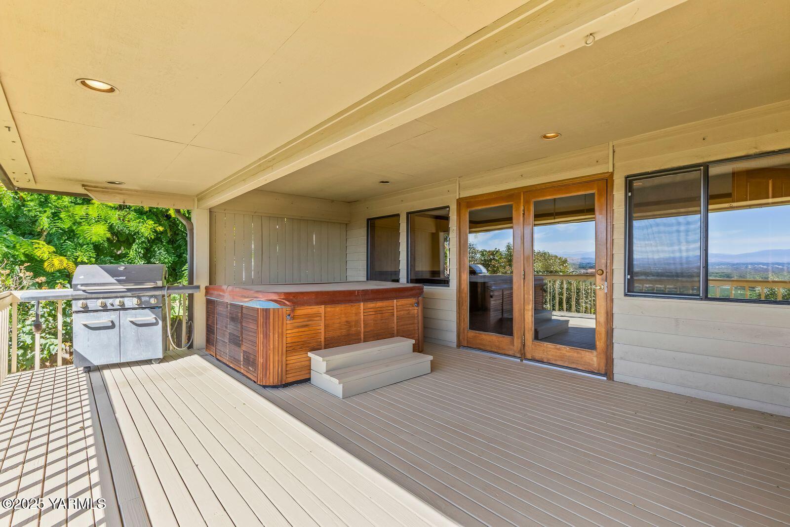 720 Country Club Drive Yakima, WA 98901 - Photo 20 of 48 a spacious bedroom with a large window and furniture