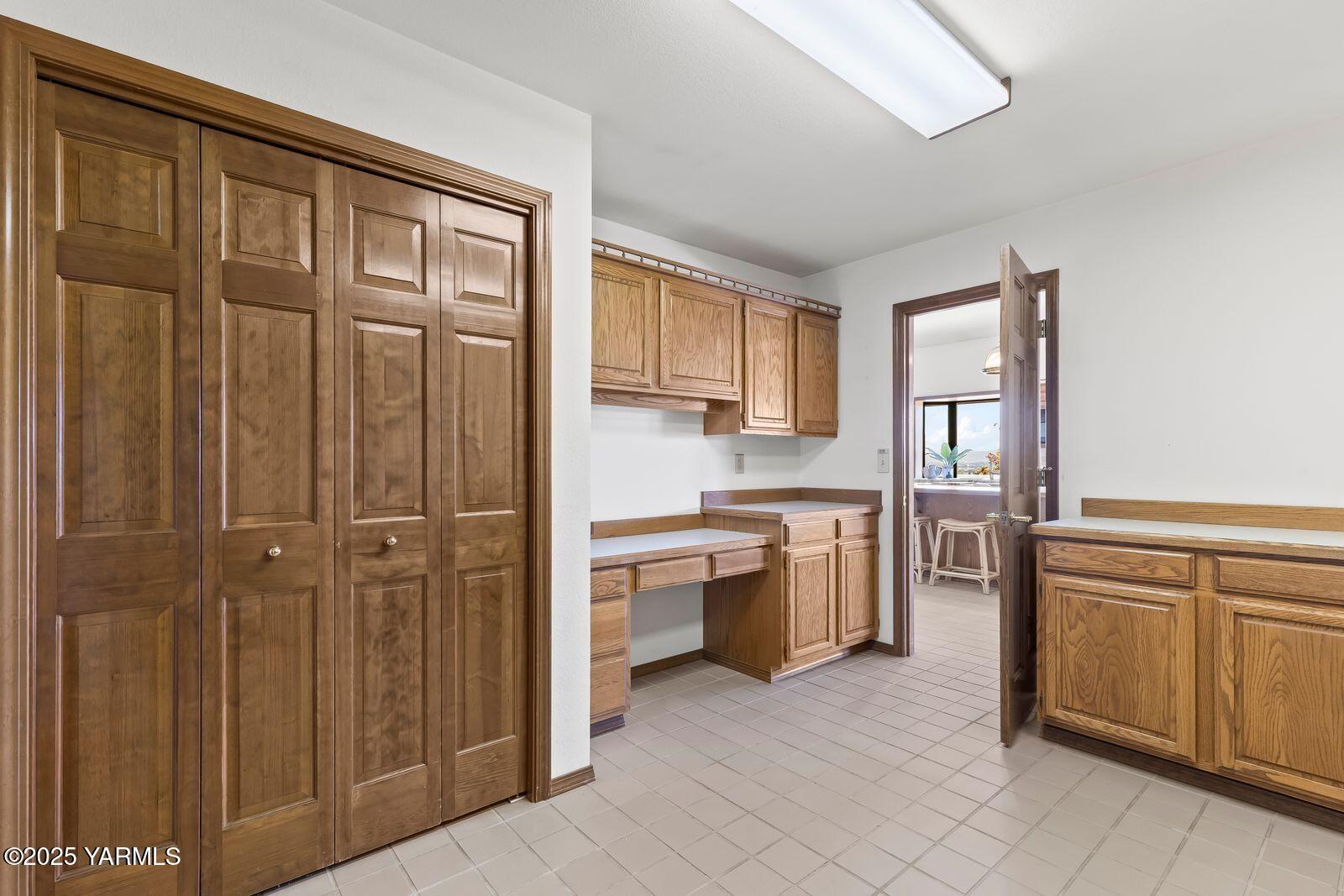 720 Country Club Drive Yakima, WA 98901 - Photo 21 of 48 a kitchen with stainless steel appliances granite countertop a refrigerator and a sink