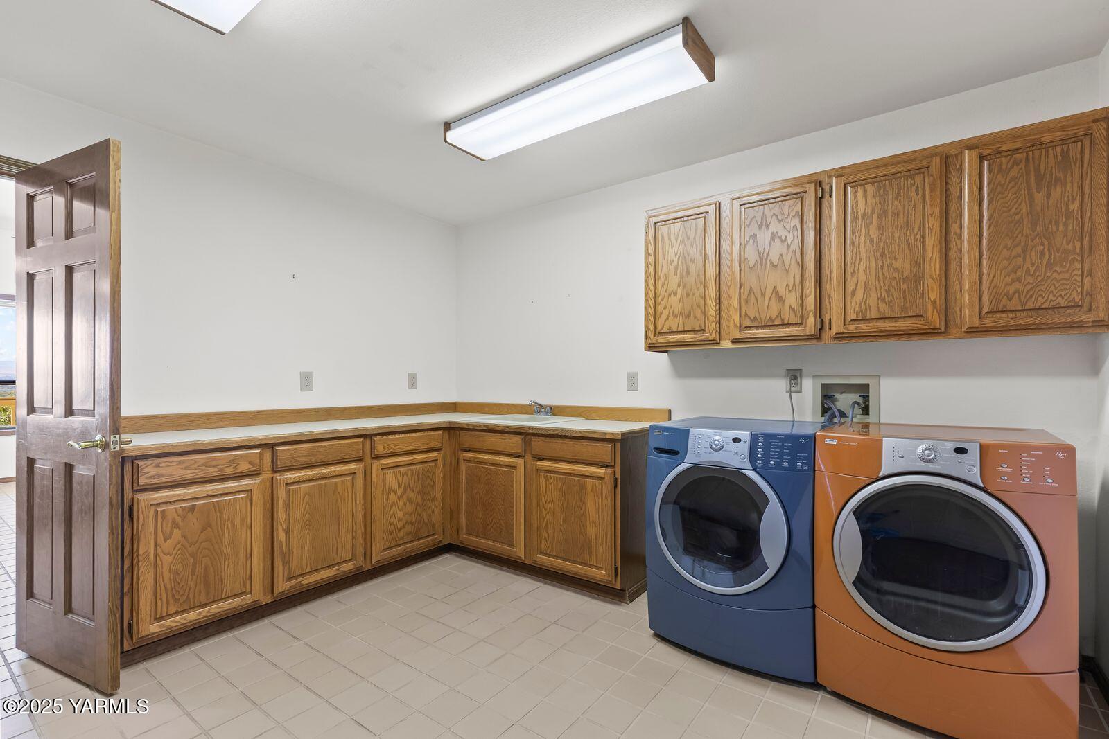 720 Country Club Drive Yakima, WA 98901 - Photo 22 of 48 a utility room with sink dryer and washer