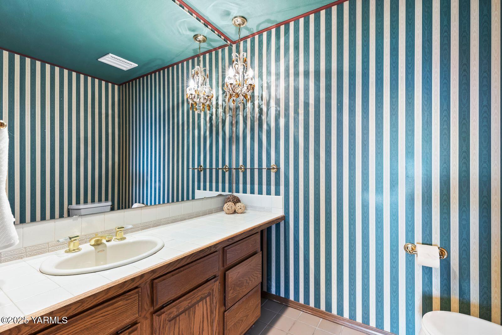 720 Country Club Drive Yakima, WA 98901 - Photo 23 of 48 a bathroom with a sink and a mirror