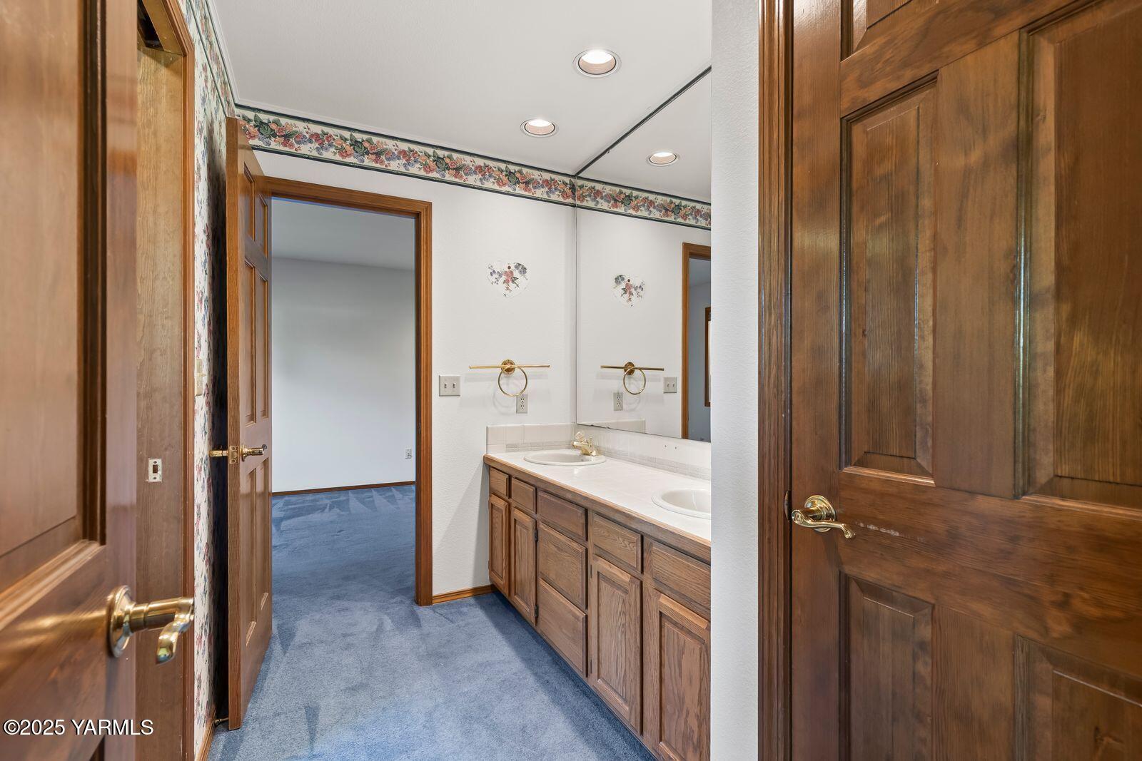 720 Country Club Drive Yakima, WA 98901 - Photo 28 of 48 a bathroom with a double vanity sink and mirror