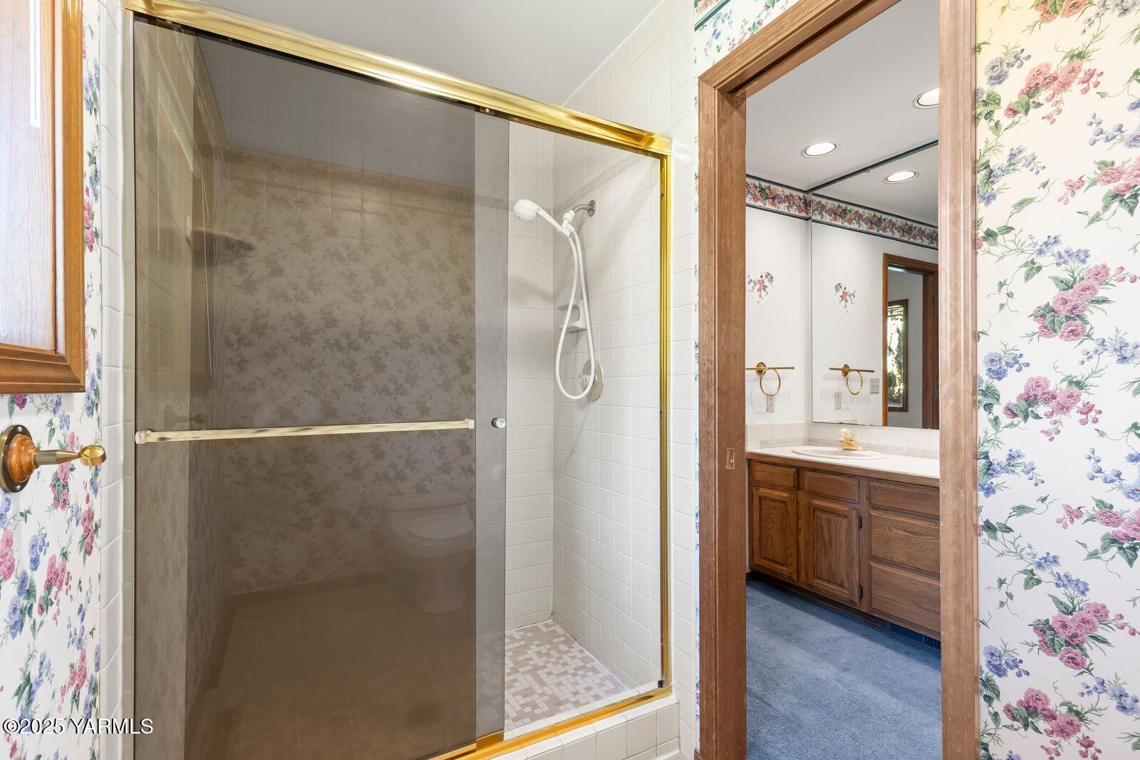 720 Country Club Drive Yakima, WA 98901 - Photo 30 of 48 a bathroom with a glass shower door and a sink