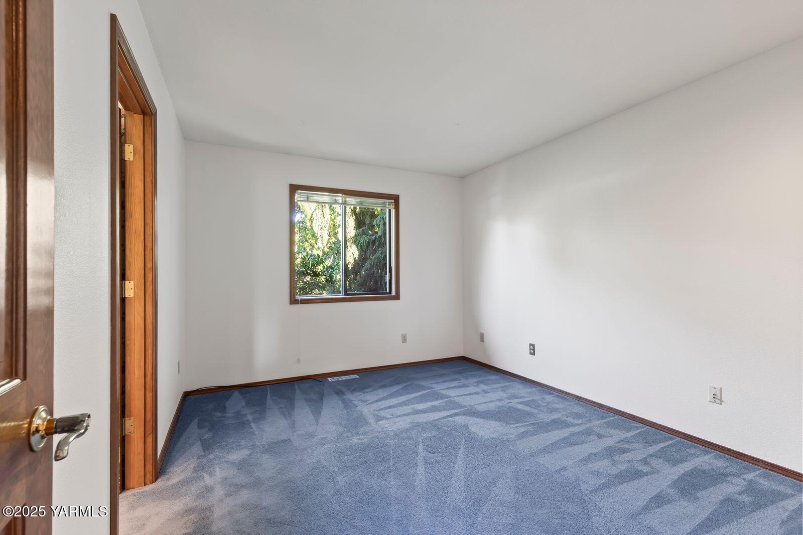 720 Country Club Drive Yakima, WA 98901 - Photo 31 of 48 an empty room with windows