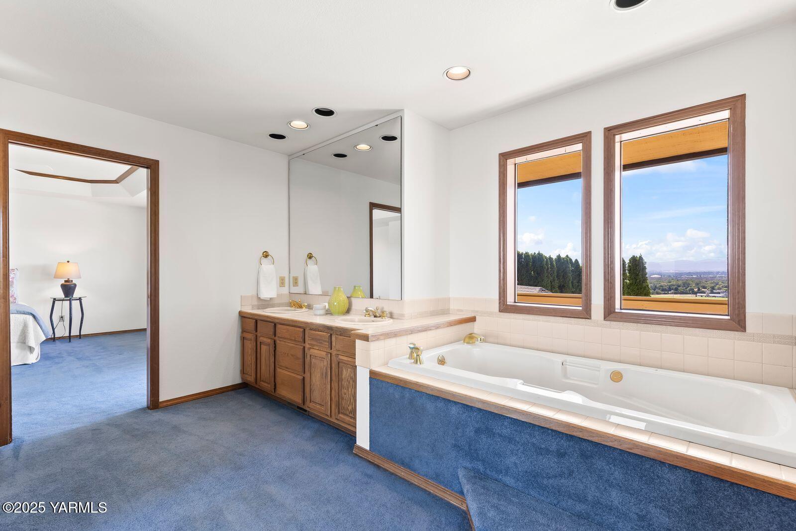 720 Country Club Drive Yakima, WA 98901 - Photo 37 of 48 a large white kitchen with a large window