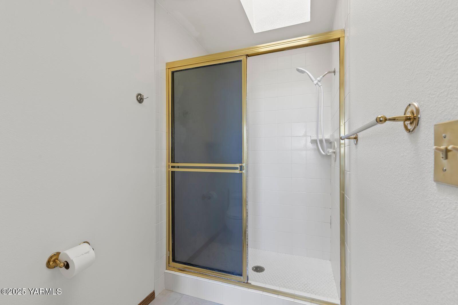 720 Country Club Drive Yakima, WA 98901 - Photo 38 of 48 a bathroom with a glass shower door