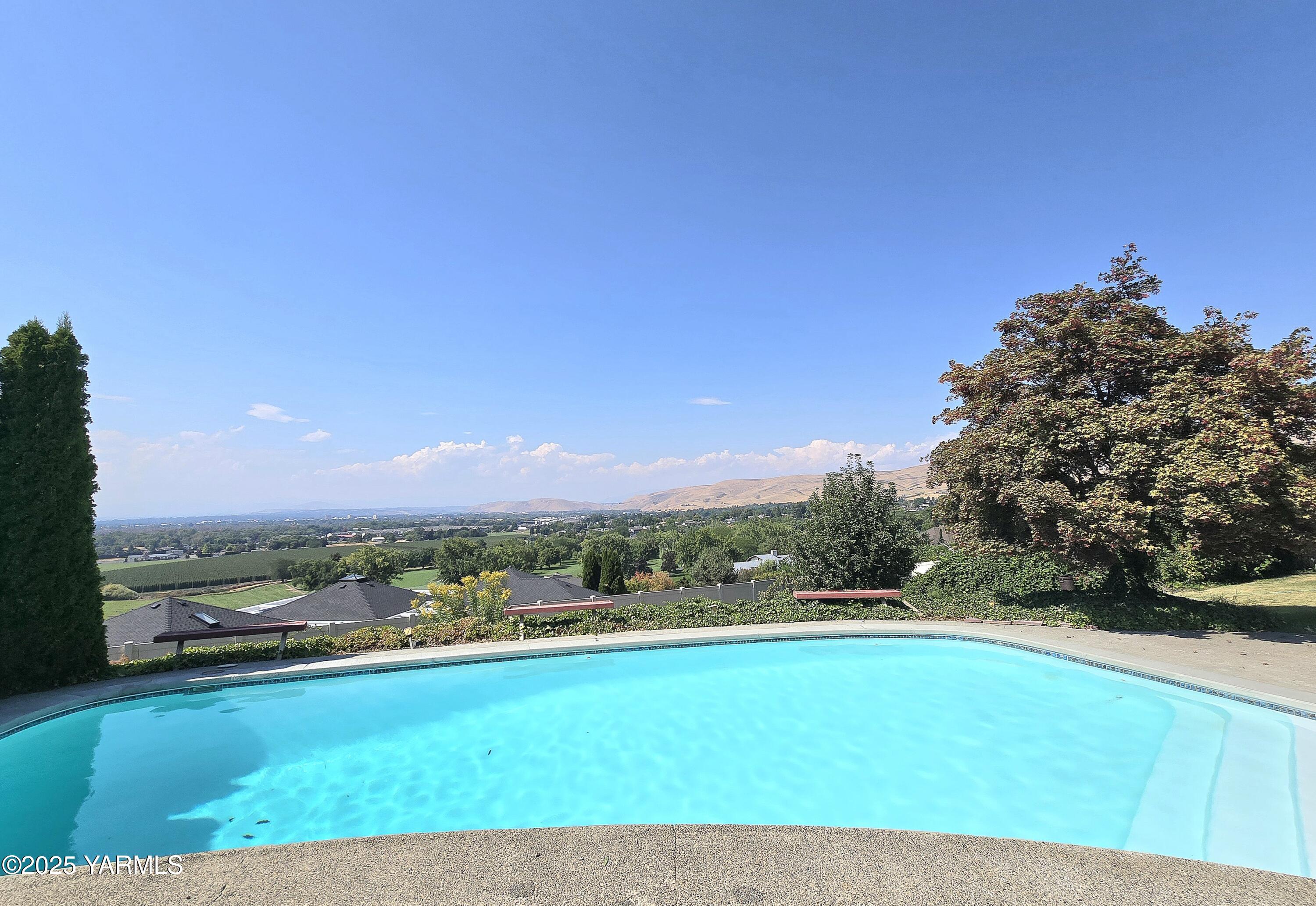 720 Country Club Drive Yakima, WA 98901 - Photo 40 of 48 Pool and View