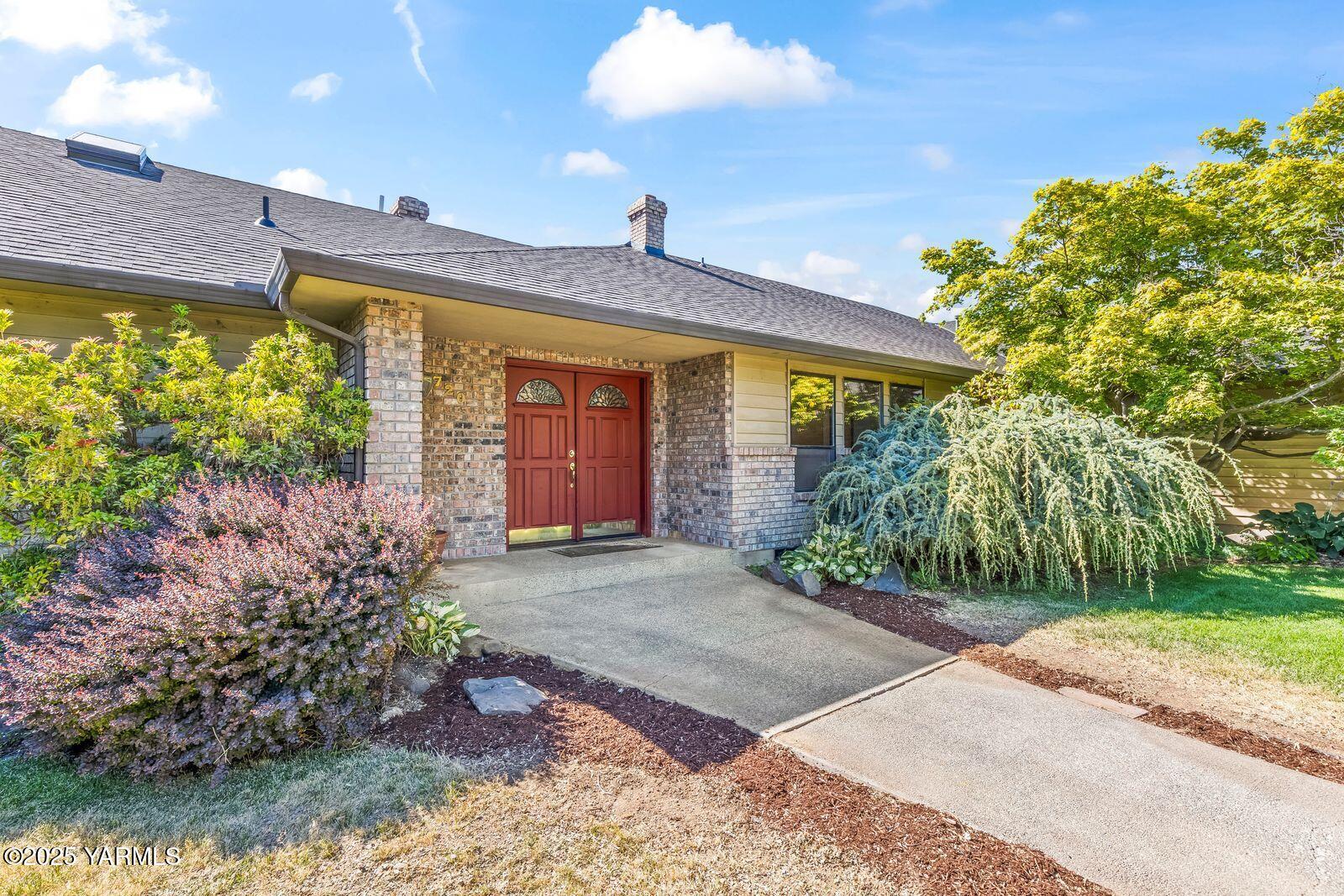 720 Country Club Drive Yakima, WA 98901 - Photo 42 of 48 4- Outside Entryway