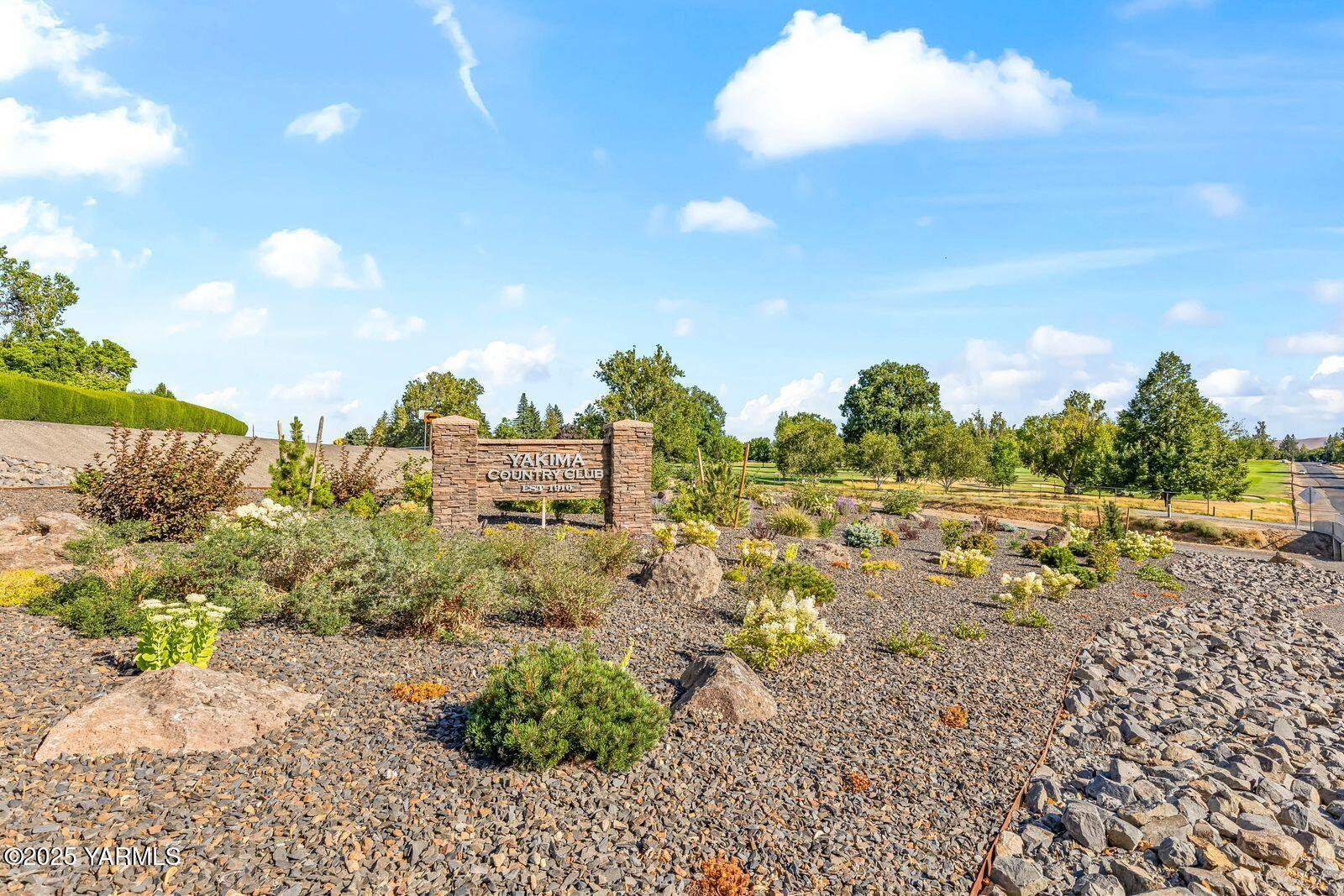 720 Country Club Drive Yakima, WA 98901 - Photo 46 of 48 50- Country Club Drive Enterance