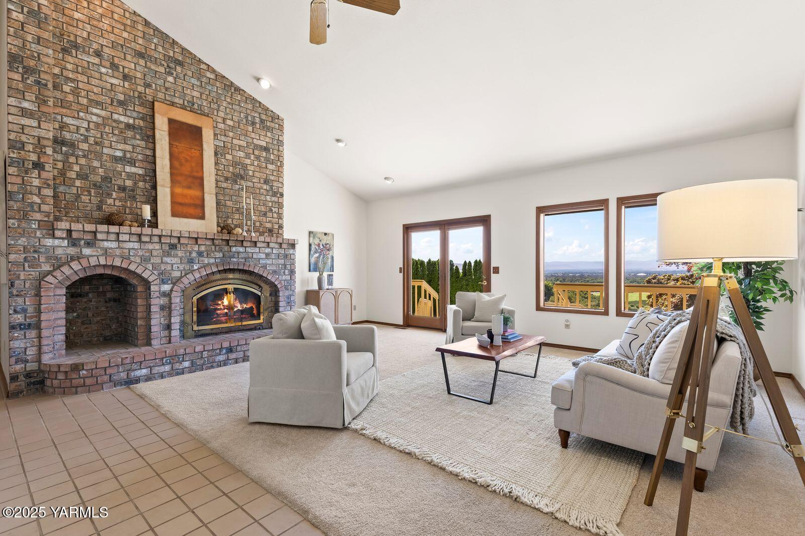 720 Country Club Drive Yakima, WA 98901 - Photo 6 of 48 7- Main Living Room