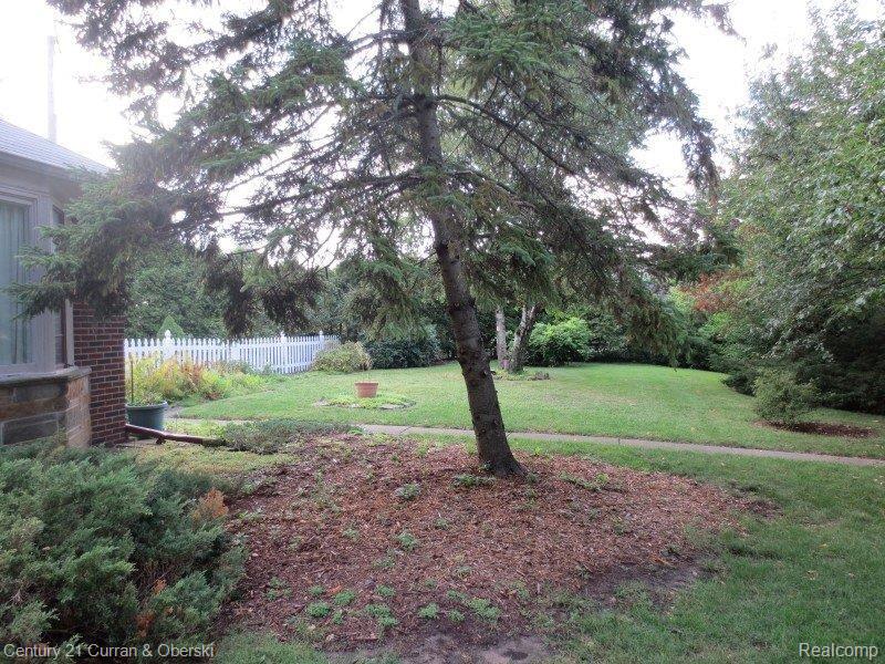 991 Lincoln Road Grosse Pointe, MI 48230 - Photo 11 of 25 SIDE YARD
