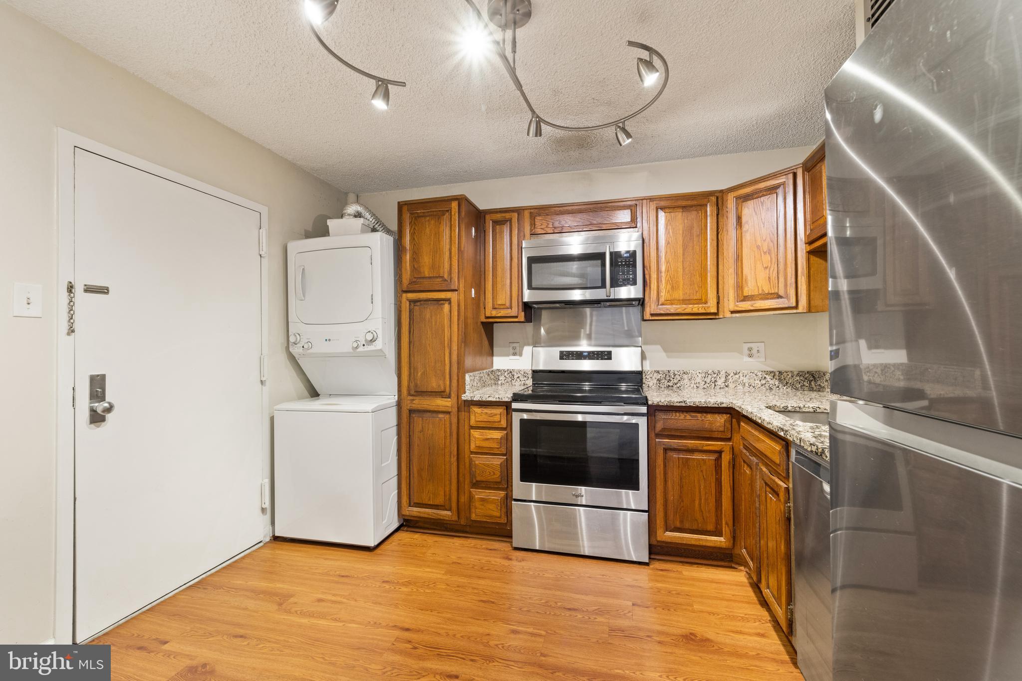 1800 Old Meadow Road, Unit 916 McLean, VA 22102 - Photo 4 of 47 Kitchen