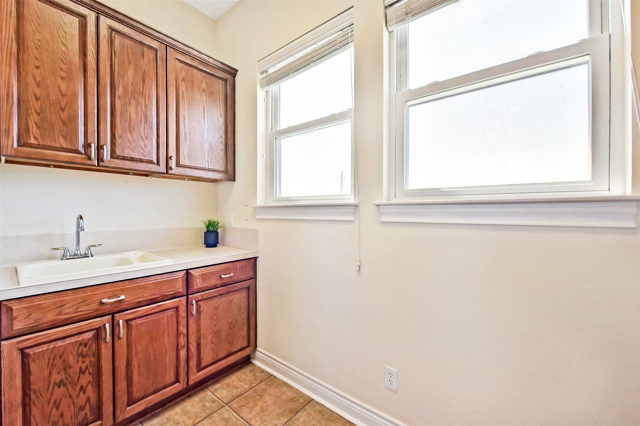 1 Loggerhead Hitchcock, TX 77563 - Photo 14 of 49 Utility room with sink and cabinetry.