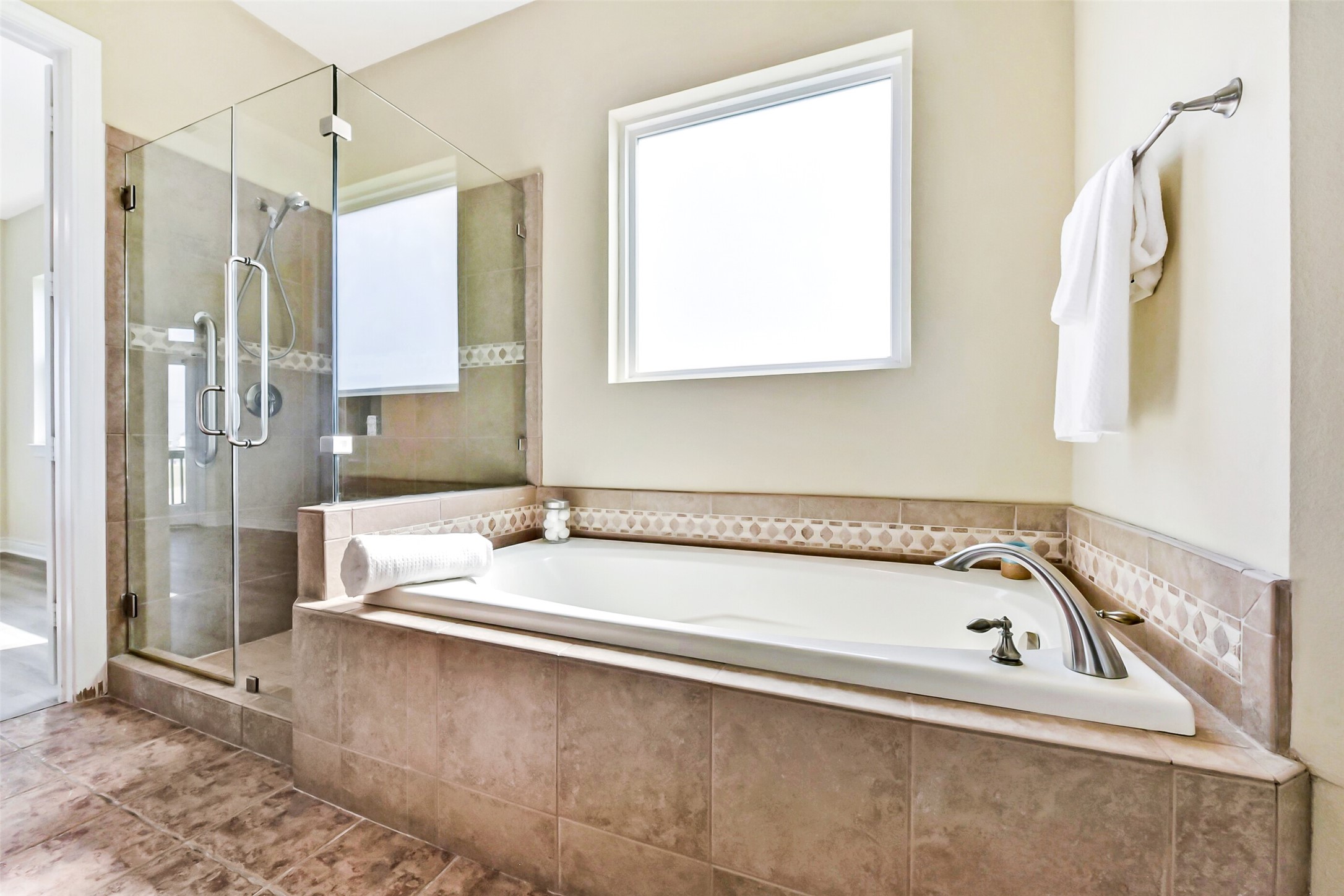 1 Loggerhead Hitchcock, TX 77563 - Photo 22 of 49 a bathroom with a tub a sink and a window