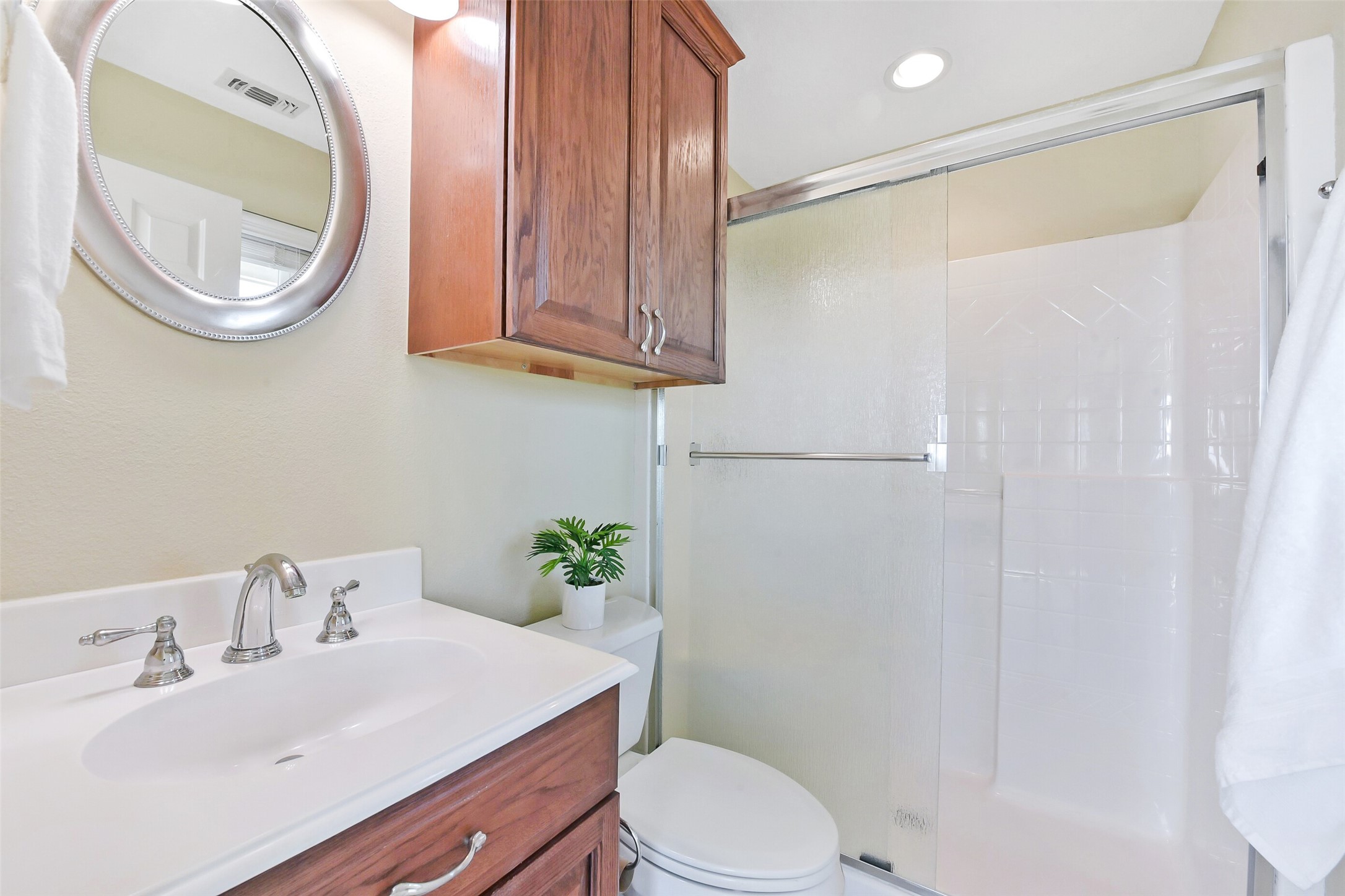 1 Loggerhead Hitchcock, TX 77563 - Photo 31 of 49 Bedroom #2 bath.