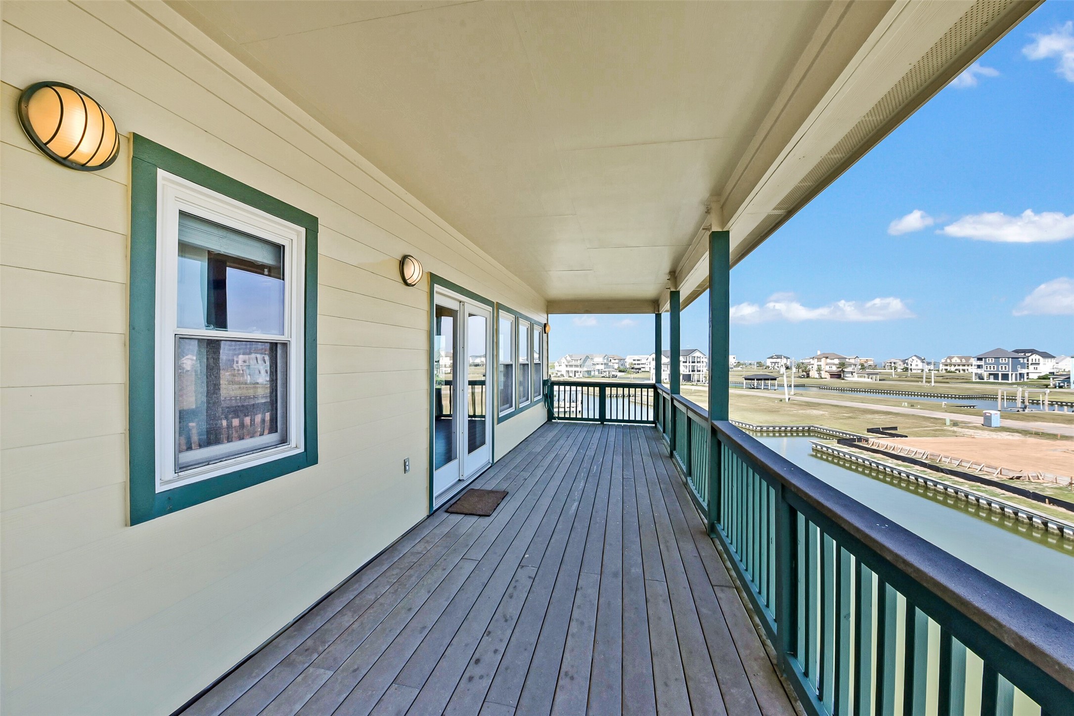 1 Loggerhead Hitchcock, TX 77563 - Photo 36 of 49 a view of a balcony with wooden floor and fence