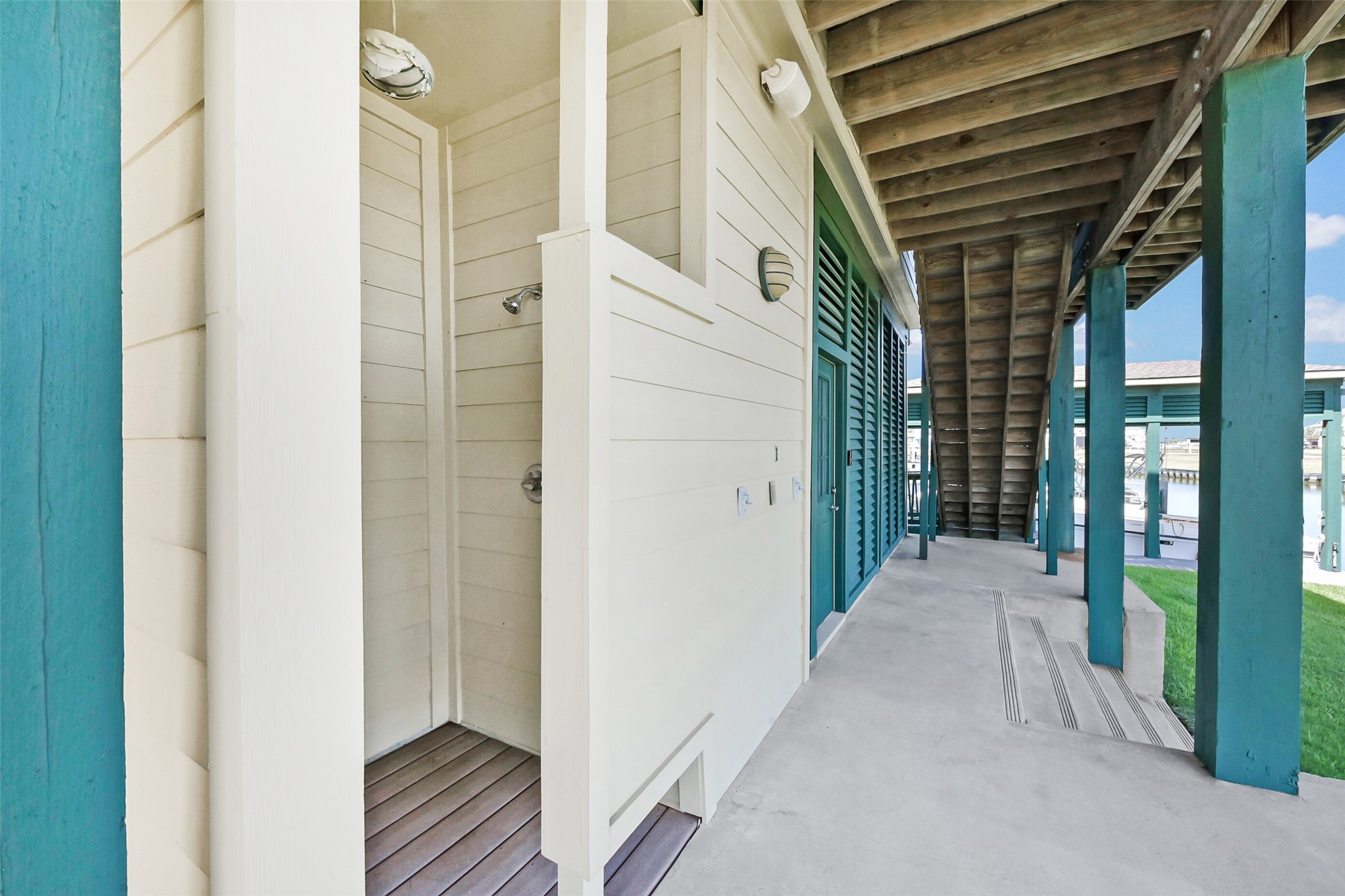 1 Loggerhead Hitchcock, TX 77563 - Photo 42 of 49 Outdoor shower