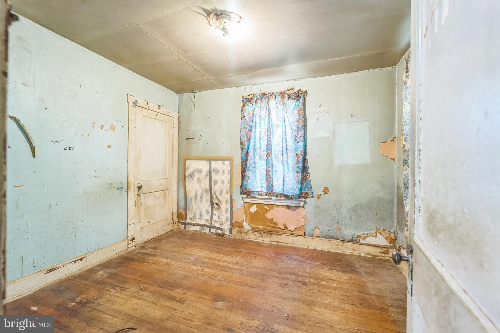 912 Windsor Avenue Annapolis, MD 21403 - Photo 5 of 29 a view of a bathroom with a shower