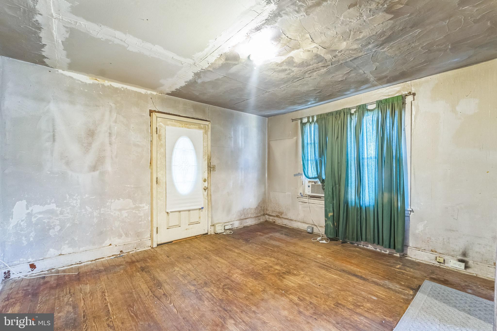 912 Windsor Avenue Annapolis, MD 21403 - Photo 7 of 29 a view of an empty room with a window