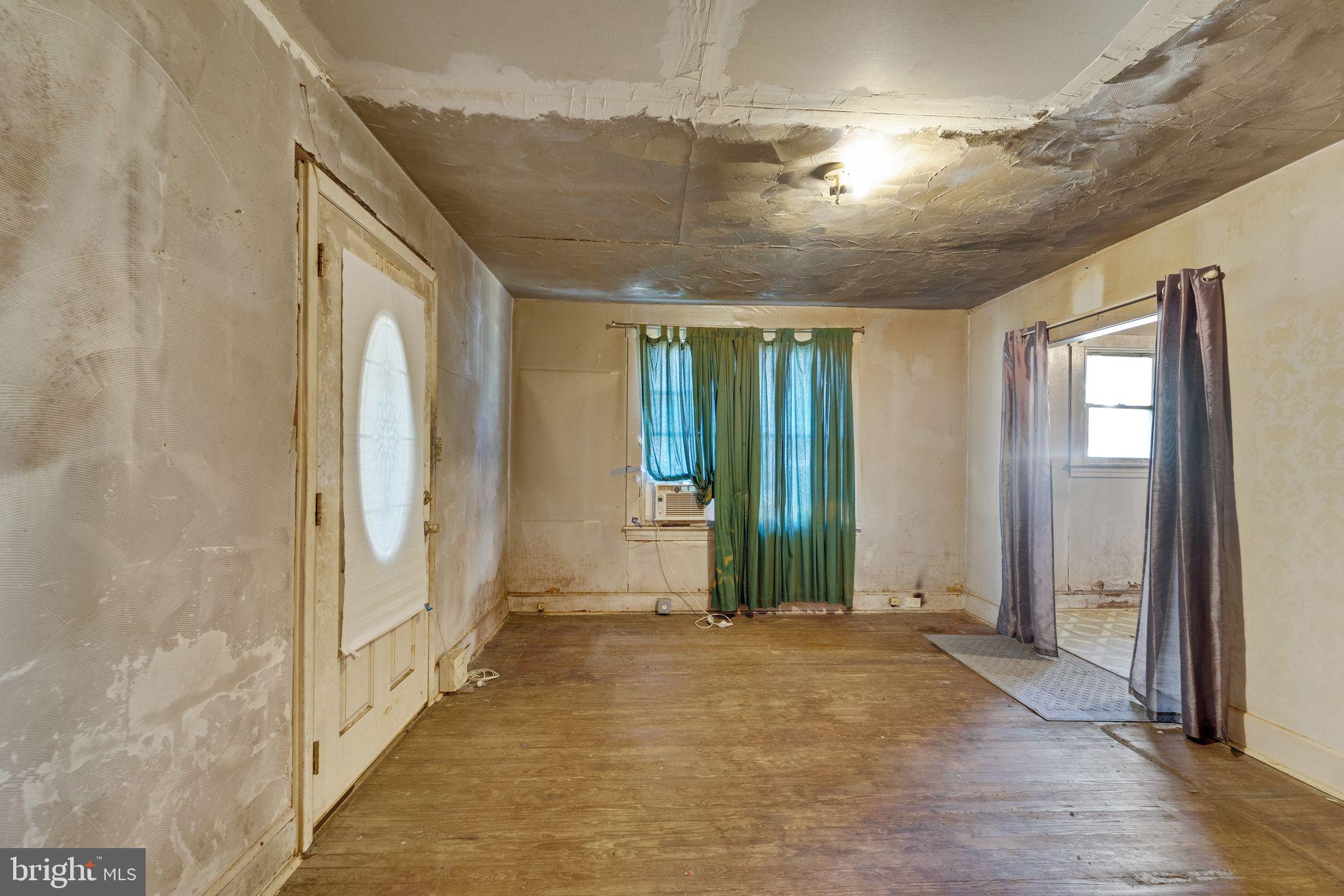 912 Windsor Avenue Annapolis, MD 21403 - Photo 9 of 29 a view of hallway with furniture and a chandelier