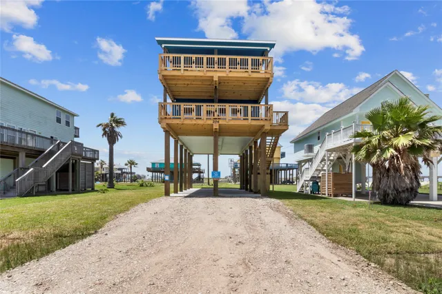 a view of a yard in front of house