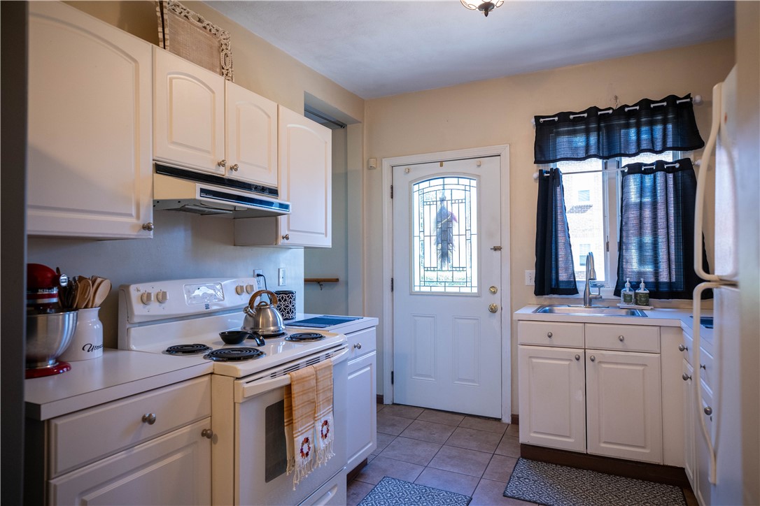 21 Madison Street Warwick, RI 02888 - Photo 3 of 30 Kitchen
