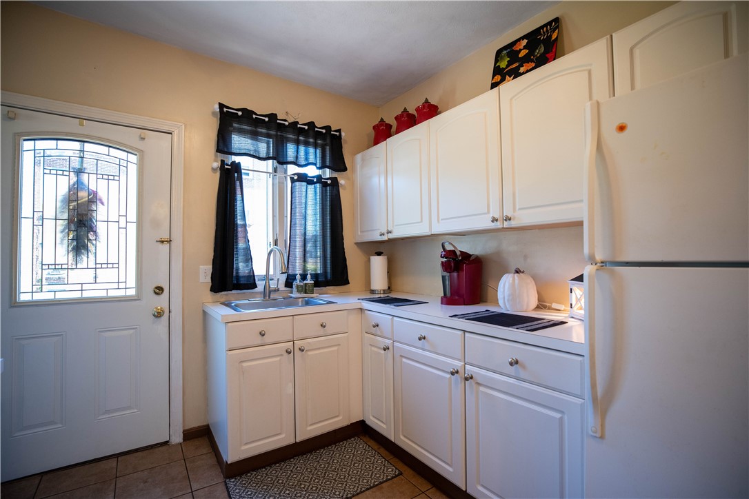21 Madison Street Warwick, RI 02888 - Photo 4 of 30 Kitchen