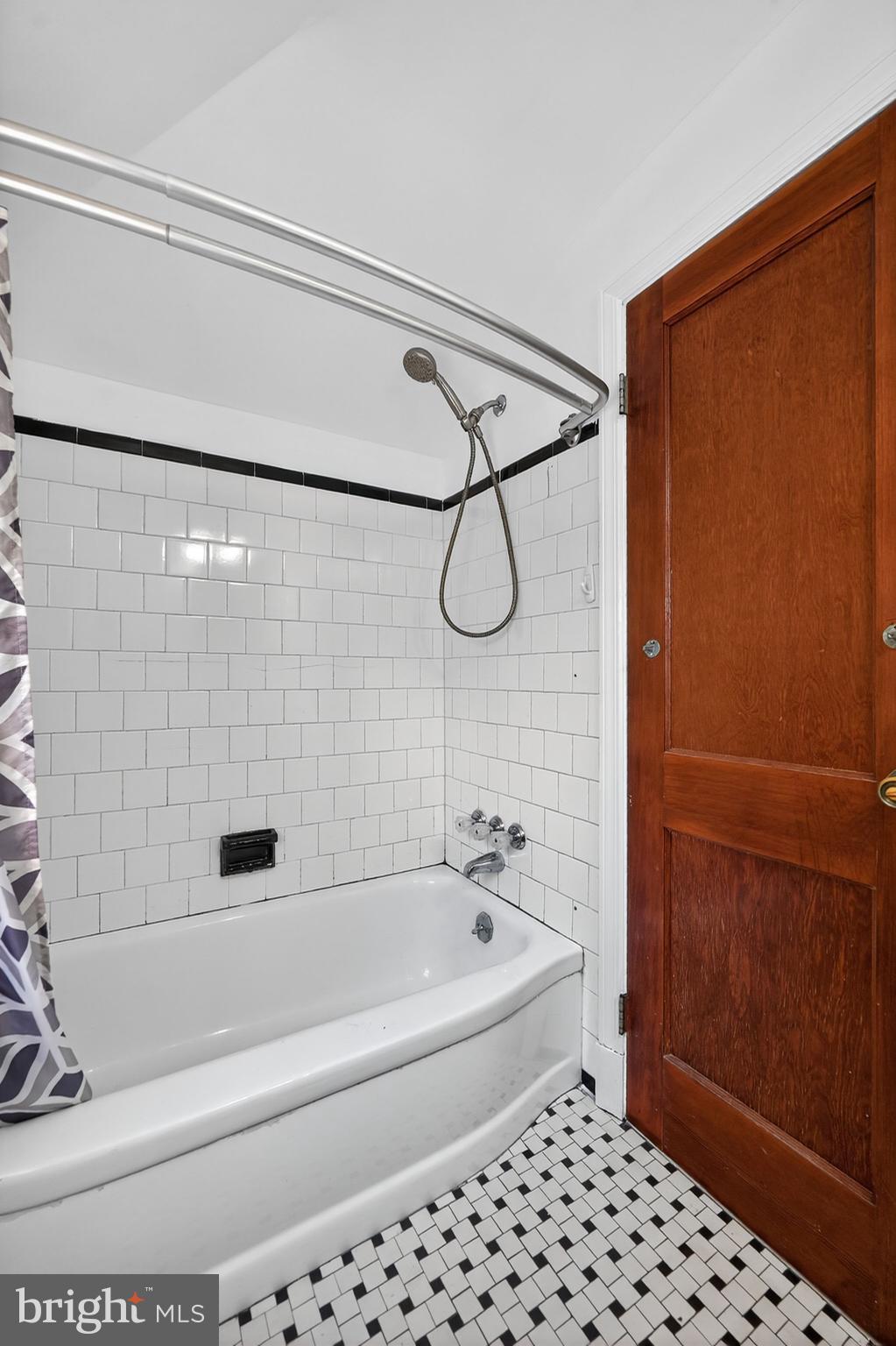 4401 Ridge Drive Baltimore, MD 21229 - Photo 19 of 30 a bathroom with a bathtub and shower