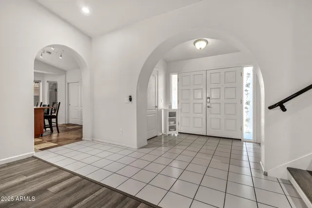 a view of a livingroom with furniture and a ceiling fan