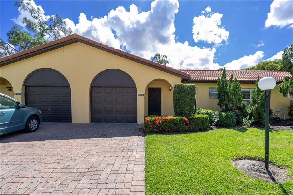 a view of a house with backyard and garden