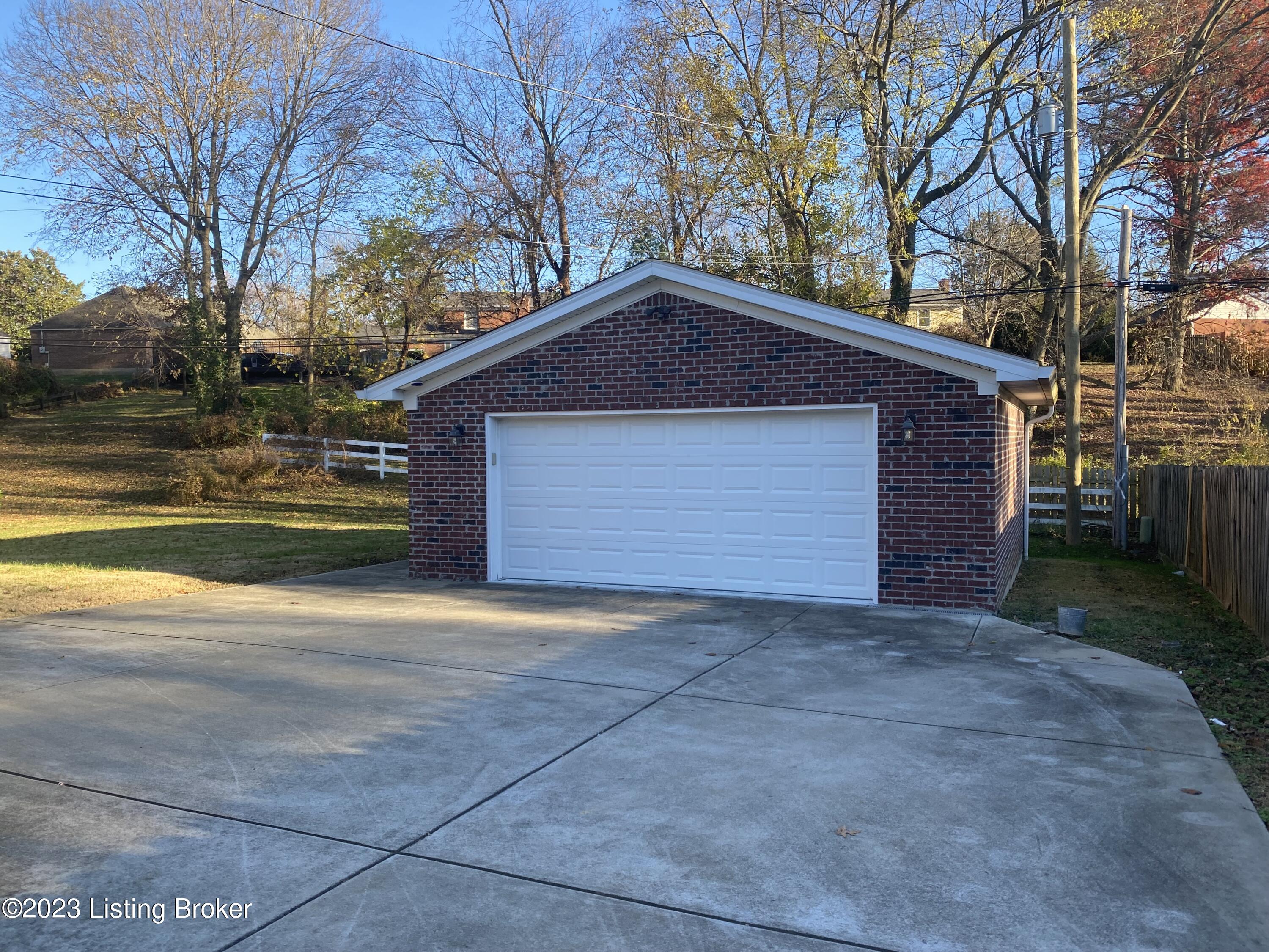 705 Waterford Road Louisville, KY 40207 - Photo 3 of 5 IMG_6573