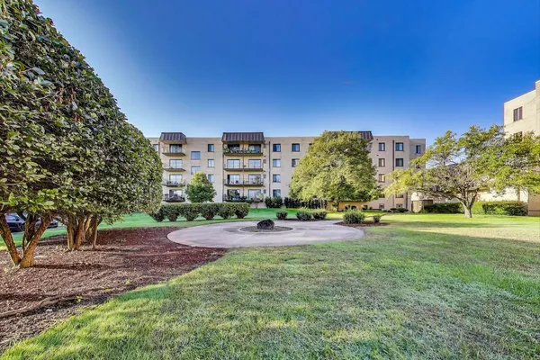$165,000 | 5840 West 104th Street, Unit 209, Oak Lawn, IL 60453