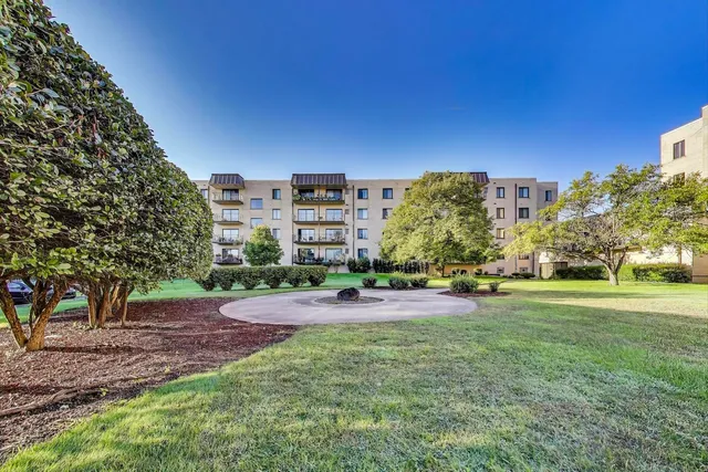 $178,000 | 5840 West 104th Street, Unit 209, Oak Lawn, IL 60453