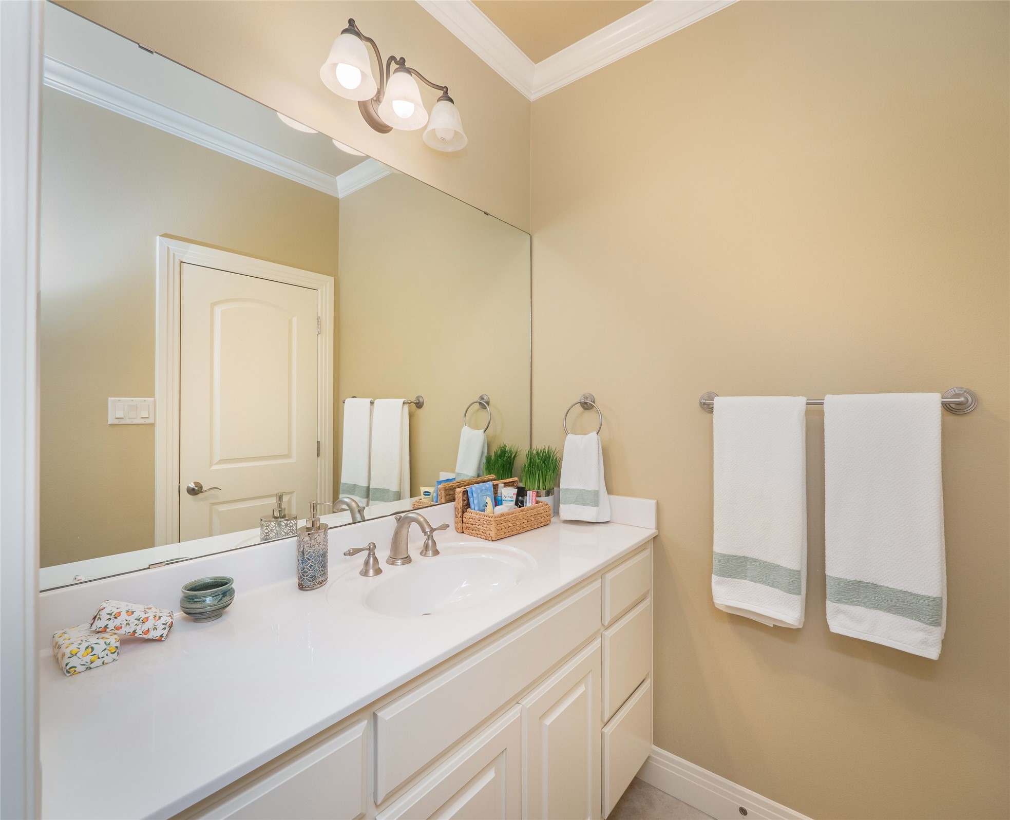 104 East Rustle Cove Georgetown, TX 78628 - Photo 23 of 40 Jack-n-Jill Bath