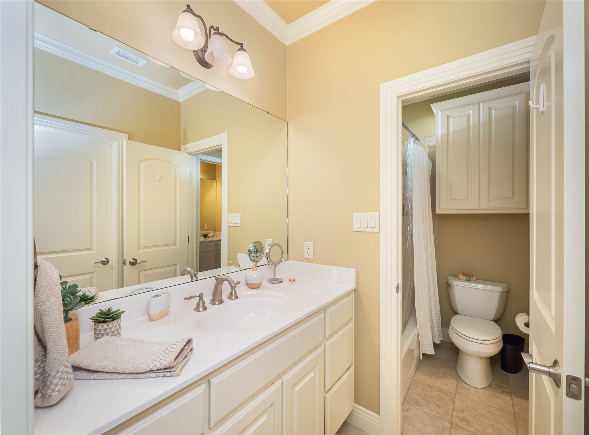 104 East Rustle Cove Georgetown, TX 78628 - Photo 25 of 40 Jack-n-Jill Bath