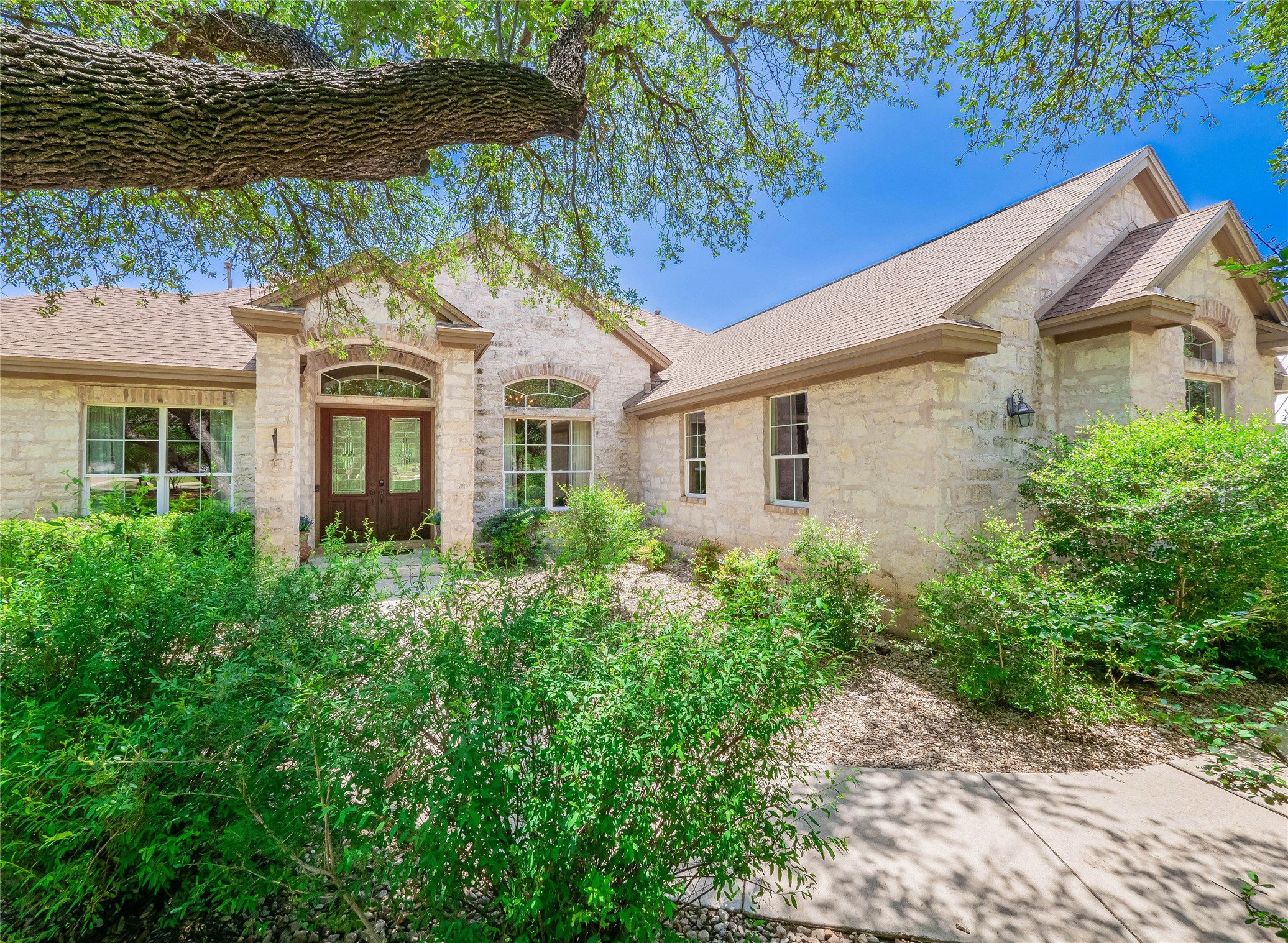 104 East Rustle Cove Georgetown, TX 78628 - Photo 3 of 40