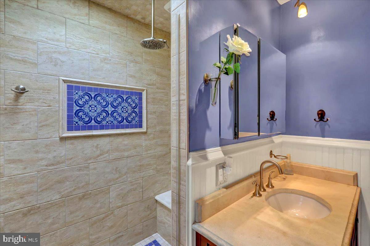 315 Nevin Street Lancaster, PA 17603 - Photo 27 of 41 a bathroom with a tub sink and mirror