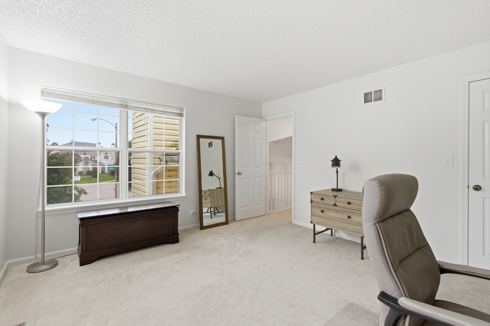 1411 Clybourne Street, Unit 11E Batavia, IL 60510 - Photo 19 of 34 a living room with furniture