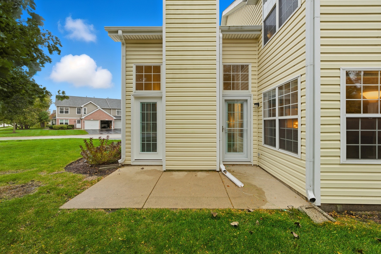 1411 Clybourne Street, Unit 11E Batavia, IL 60510 - Photo 27 of 34 a view of a house with backyard