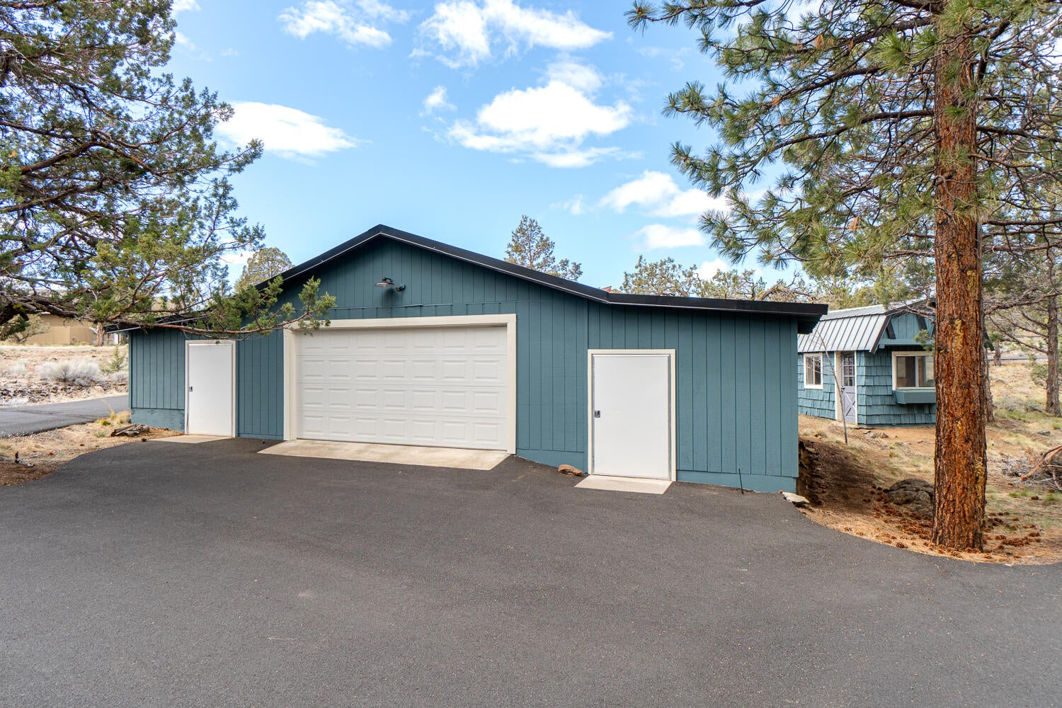 16057 Cattle Drive Road Sisters, OR 97759 - Photo 39 of 49 Garage/Shop