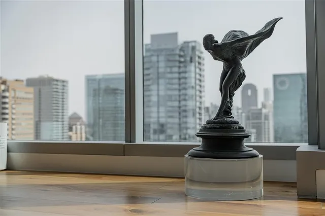 $2,600,000 | 3130 North Harwood Street, Unit 2006, Dallas, TX 75201