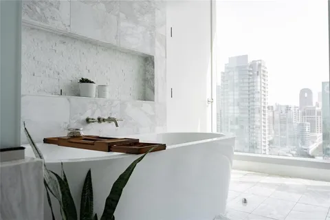 $2,600,000 | 3130 North Harwood Street, Unit 2006, Dallas, TX 75201