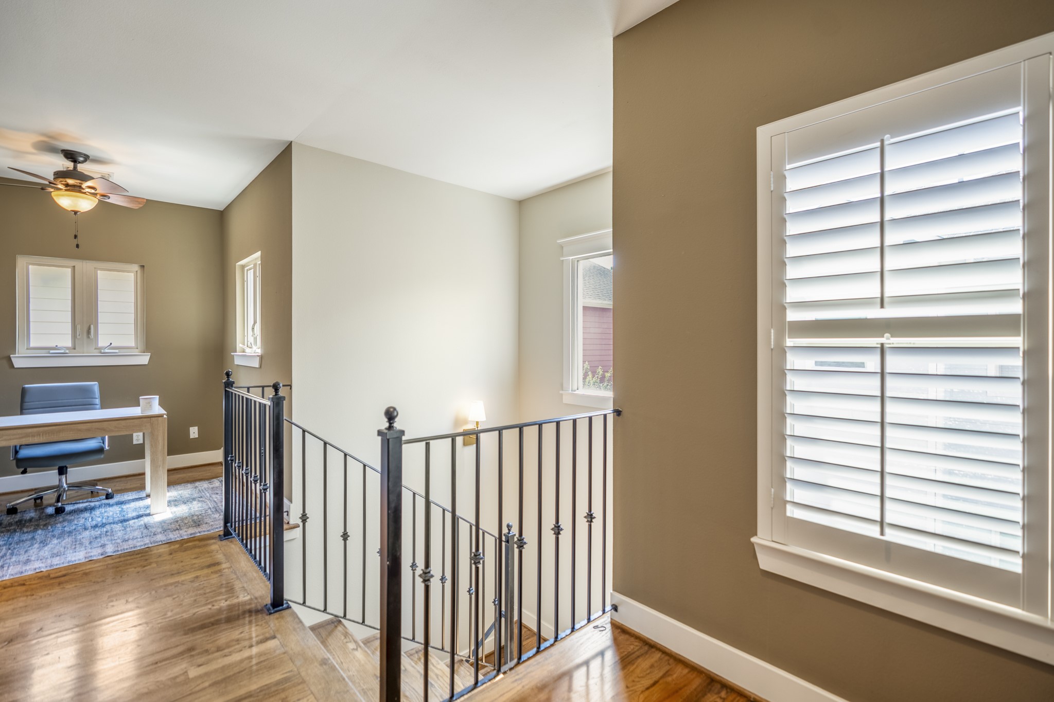 905 West 23rd Street Houston, TX 77008 - Photo 20 of 46 Second-floor landing connects the primary suite and flexible bonus space, creating separation while offering additional room for reading, workspace, or display.